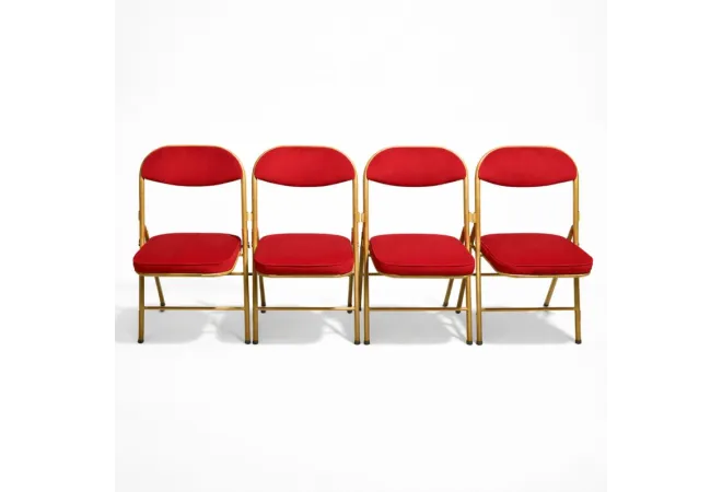 Alignement des chaises pliantes en velours