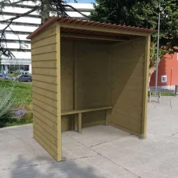 Abri de bus en bois sans fenêtre dans une zone commerciale