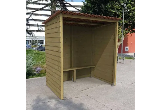 Abri de bus en bois sans fenêtre dans une zone commerciale