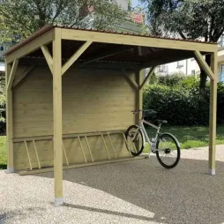 Abri 2 roues en bois dans un jardin public