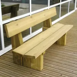 Banc extérieur en bois devant un batiment