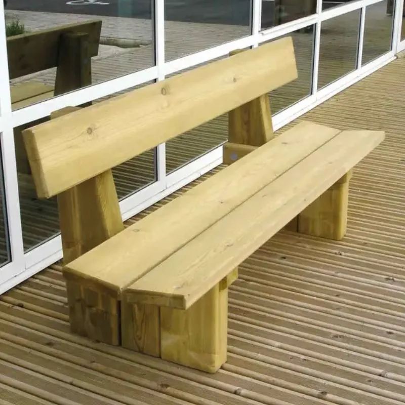 Banc extérieur en bois devant un batiment