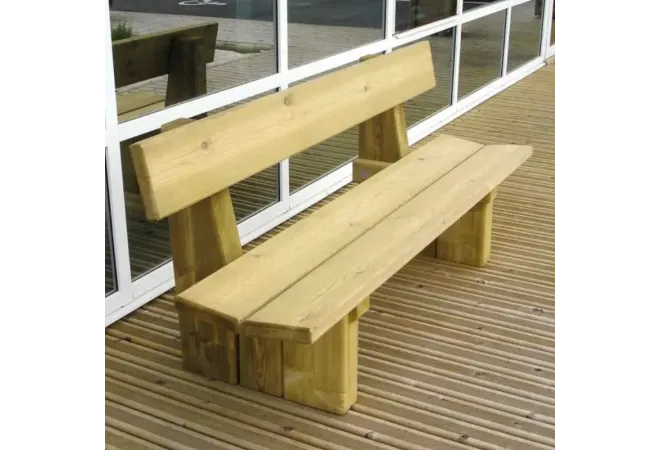 Banc extérieur en bois devant un batiment