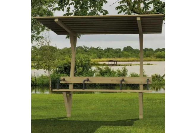 Banc ombragé en bois adapté PMR dans un parc public