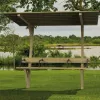 Banc ombragé en bois adapté PMR dans un parc public