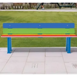Banc scolaire multicolore en PEHD dans un parc public