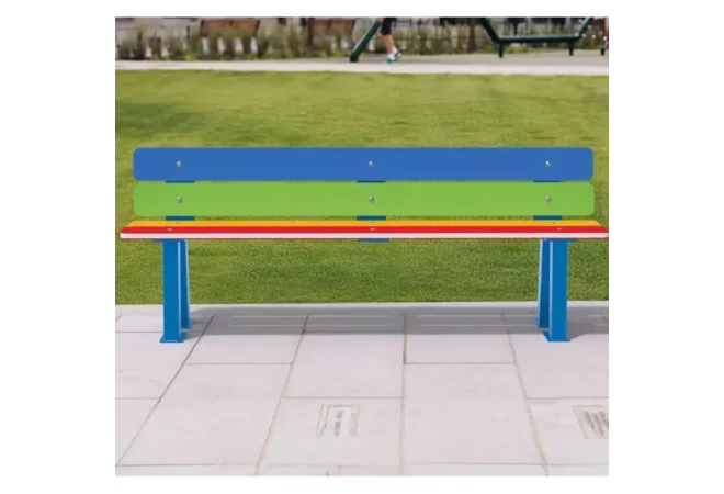 Banc scolaire multicolore en PEHD dans un parc public