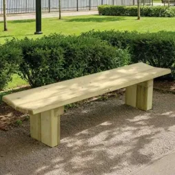 Banquette collectivité en bois dans un jardin public Banquette collectivité en bois dans un jardin public