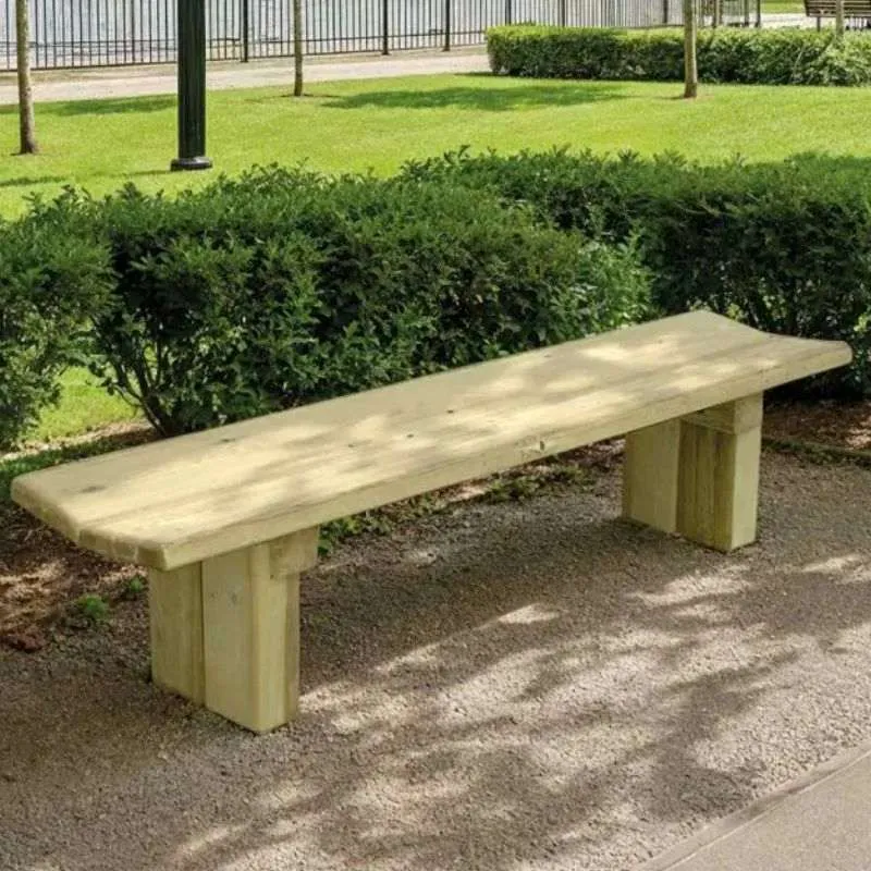 Banquette collectivité en bois dans un jardin public Banquette collectivité en bois dans un jardin public