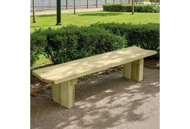 Banquette collectivité en bois dans un jardin public Banquette collectivité en bois dans un jardin public