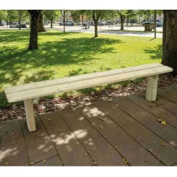 Banquette extérieure en bois dans un parc public