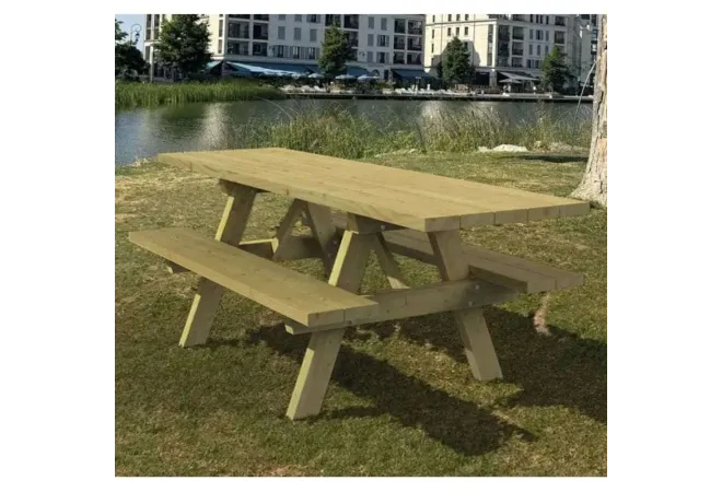Table avec banc en bois dans un parc urbain Table avec banc en bois dans un parc urbain