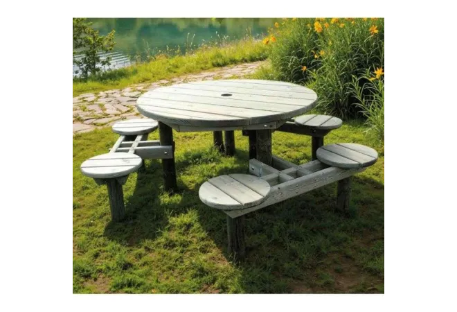 Table pique-nique ronde en bois dans un parc public Table pique-nique ronde en bois dans un parc public