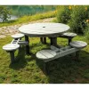 Table pique-nique ronde en bois dans un parc public Table pique-nique ronde en bois dans un parc public