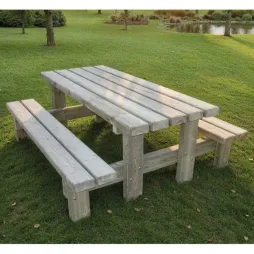 Table de pique-nique en bois dans un parc public Table de pique-nique en bois dans un parc public
