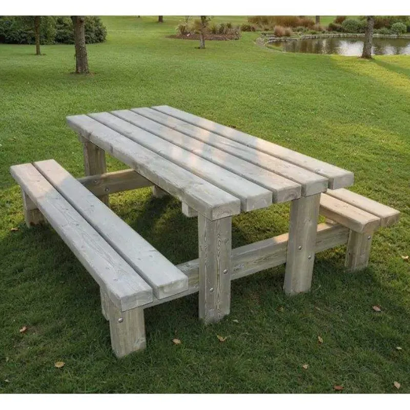 Table de pique-nique en bois dans un parc public Table de pique-nique en bois dans un parc public