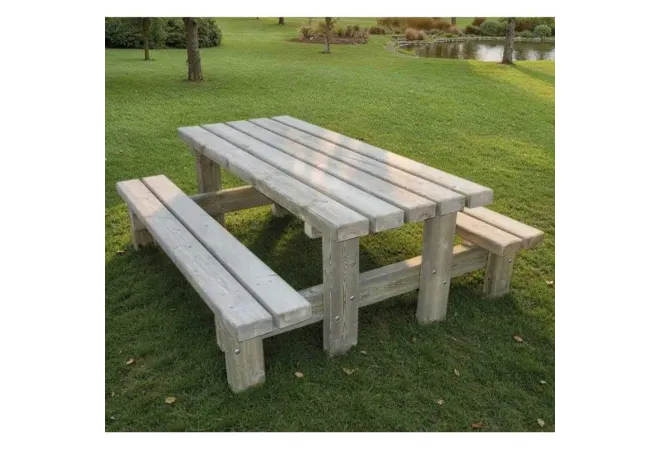 Table de pique-nique en bois dans un parc public Table de pique-nique en bois dans un parc public