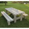 Table de pique-nique en bois dans un parc public Table de pique-nique en bois dans un parc public