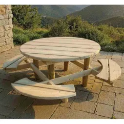 Table en bois pique-nique ronde dans un parc régional Table en bois pique-nique ronde dans un parc régional