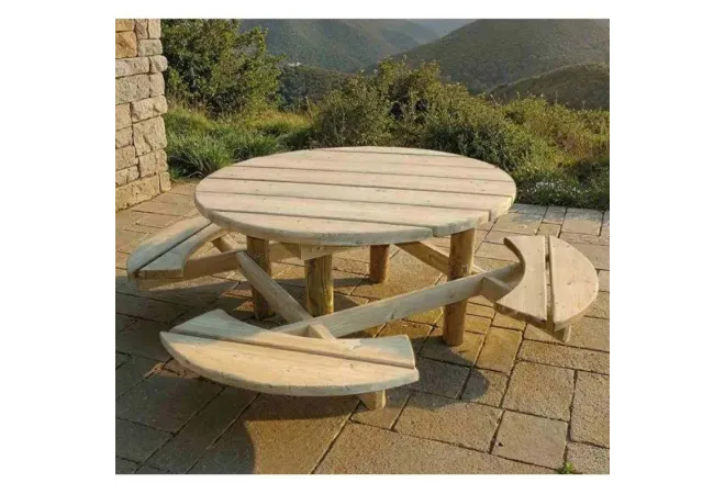 Table en bois pique-nique ronde dans un parc régional Table en bois pique-nique ronde dans un parc régional