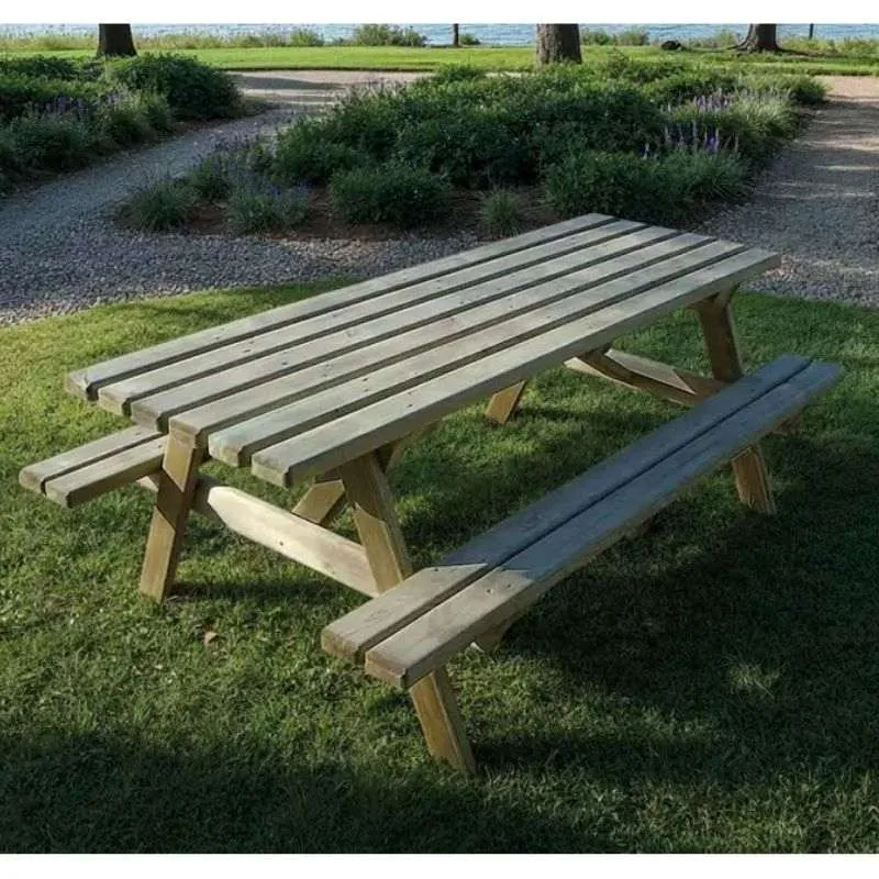 Table en bois pique nique dans un parc public Table en bois pique nique dans un parc public