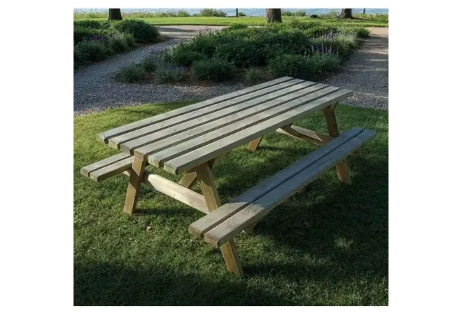 Table en bois pique nique dans un parc public Table en bois pique nique dans un parc public