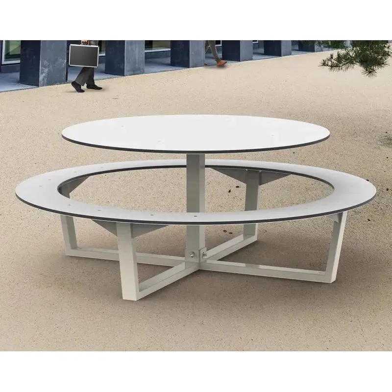Table pique-nique ronde en PEHD blanc sur une aire de repos Table pique-nique ronde en PEHD blanc sur une aire de repos
