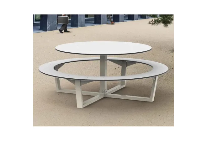 Table pique-nique ronde en PEHD blanc sur une aire de repos Table pique-nique ronde en PEHD blanc sur une aire de repos