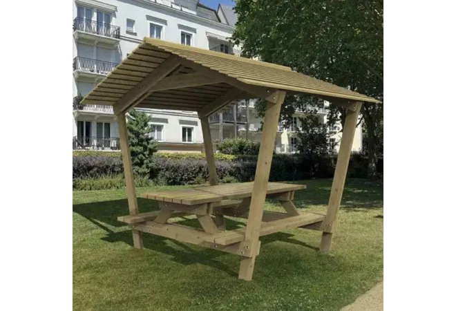 Table pique-nique en bois avec toit dans un parc résidentiel Table pique-nique en bois avec toit dans un parc résidentiel
