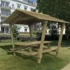 Table pique-nique en bois avec toit dans un parc résidentiel Table pique-nique en bois avec toit dans un parc résidentiel