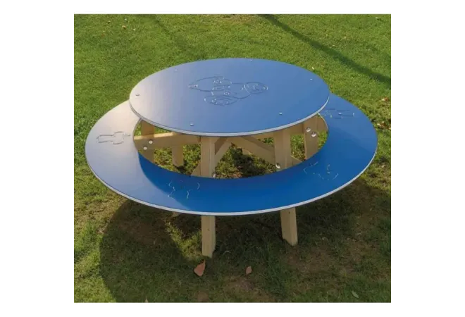 Table ronde pour pique-nique enfants dans un jardin public Table ronde pour pique-nique enfants dans un jardin public