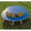 Table ronde pour pique-nique enfants dans un jardin public Table ronde pour pique-nique enfants dans un jardin public