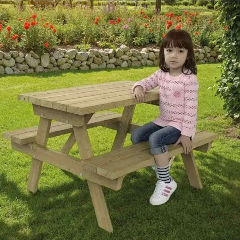 Table en bois pour enfants dans un parc Table en bois pour enfants dans un parc
