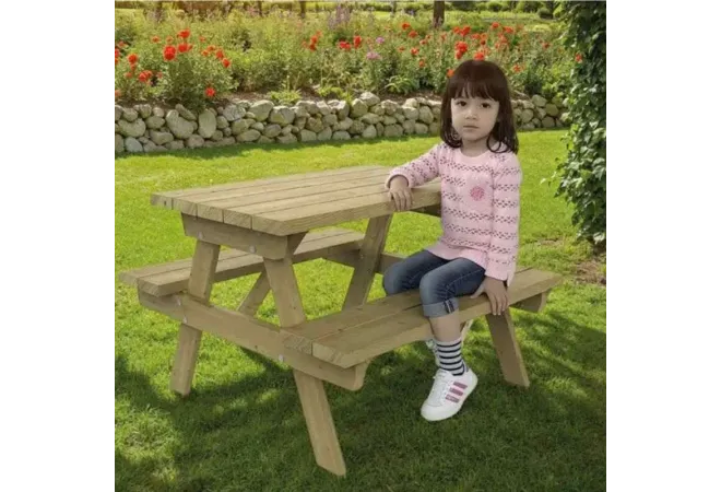 Table en bois pour enfants dans un parc Table en bois pour enfants dans un parc
