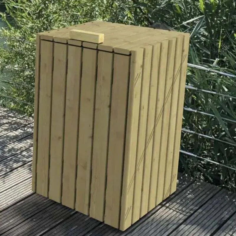 Poubelle en bois dans un espace public extérieur Poubelle en bois dans un espace public extérieur