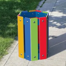 Corbeille de propreté multicolore pour enfants dans un parc
