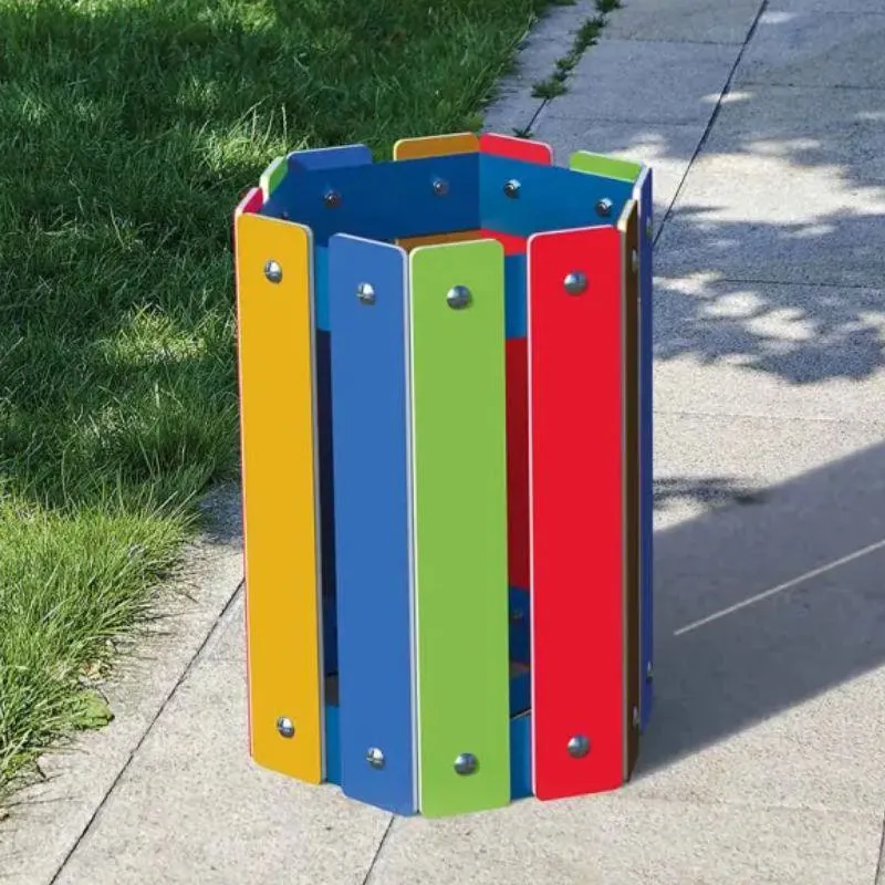 Corbeille de propreté multicolore pour enfants dans un parc