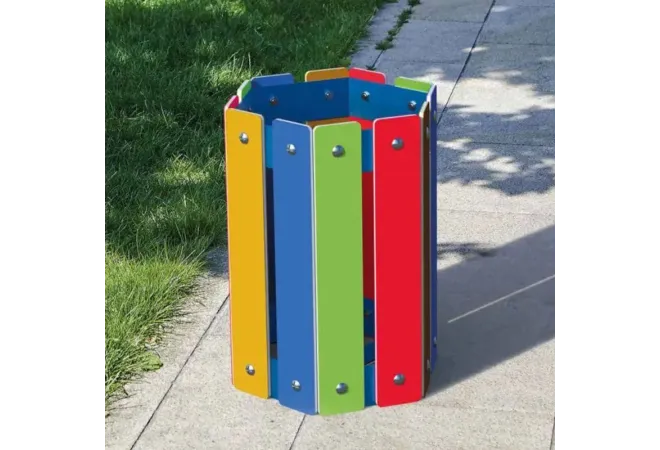 Corbeille de propreté multicolore pour enfants dans un parc