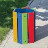 Corbeille de propreté multicolore pour enfants dans un parc