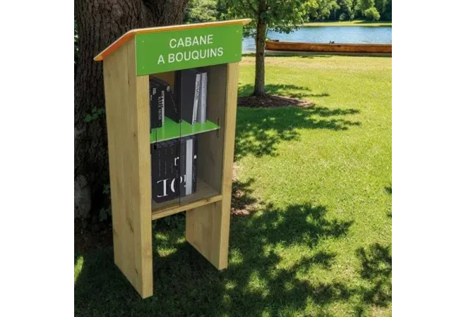 Bibliothèque de rue pour livres partagés dans un parc public