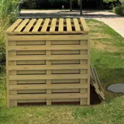 Composteur en bois dans un espace public