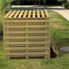 Composteur en bois dans un espace public