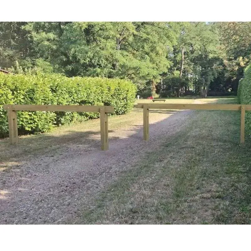 Barrière de maitrise d'accès en bois à l'entrée d'un parc public Barrière de maitrise d'accès en bois à l'entrée d'un parc public