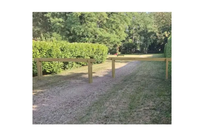 Barrière de maitrise d'accès en bois à l'entrée d'un parc public Barrière de maitrise d'accès en bois à l'entrée d'un parc public