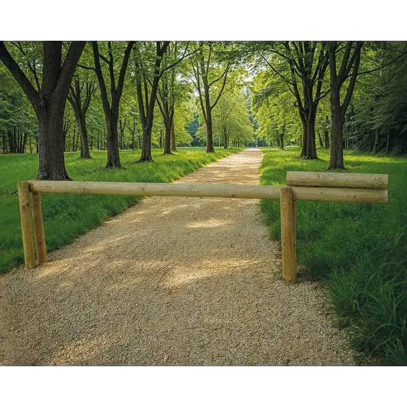Barrière en bois levante en maitrise d'accès à l'entrée d'une forêt Barrière en bois levante en maitrise d'accès à l'entrée d'une forêt