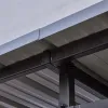 Tôle de rive fixée sur la toiture pour une finition parfaite de l'abri 2 roues Tôle de rive fixée sur la toiture pour une finition parfaite de l'abri 2 roues