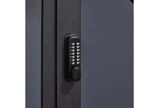 Fermeture avec porte à digicode de l'abri vélos Fermeture avec porte à digicode de l'abri vélos
