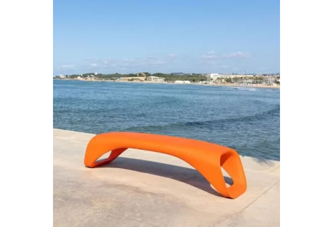 Banquette urbaine design en polyéthylène en bord de mer Banquette urbaine design en polyéthylène en bord de mer