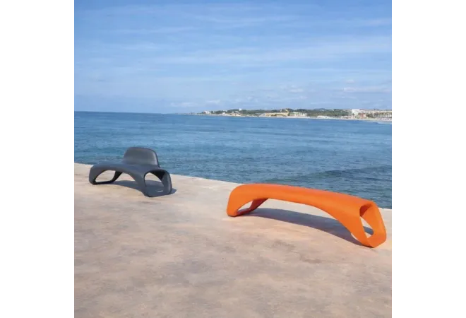 Banquette publique orange et banc public anthracite, plastique monobloc, sur un quai Banquette publique orange et banc public anthracite, plastique monobloc, sur un quai