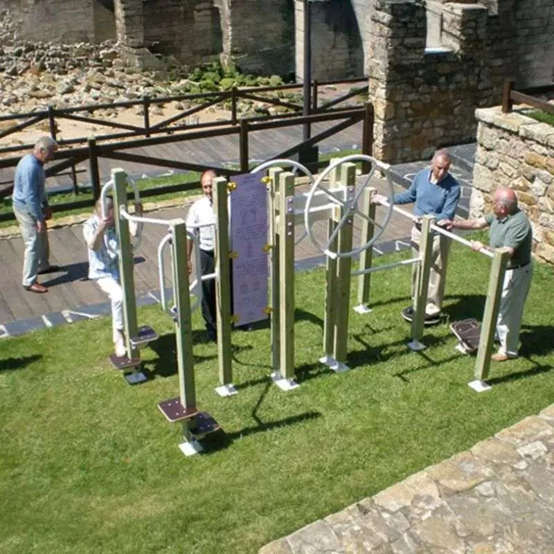 Parcours santé sportif sénior 4 activités dans un jardin public Parcours santé sportif sénior 4 activités dans un jardin public